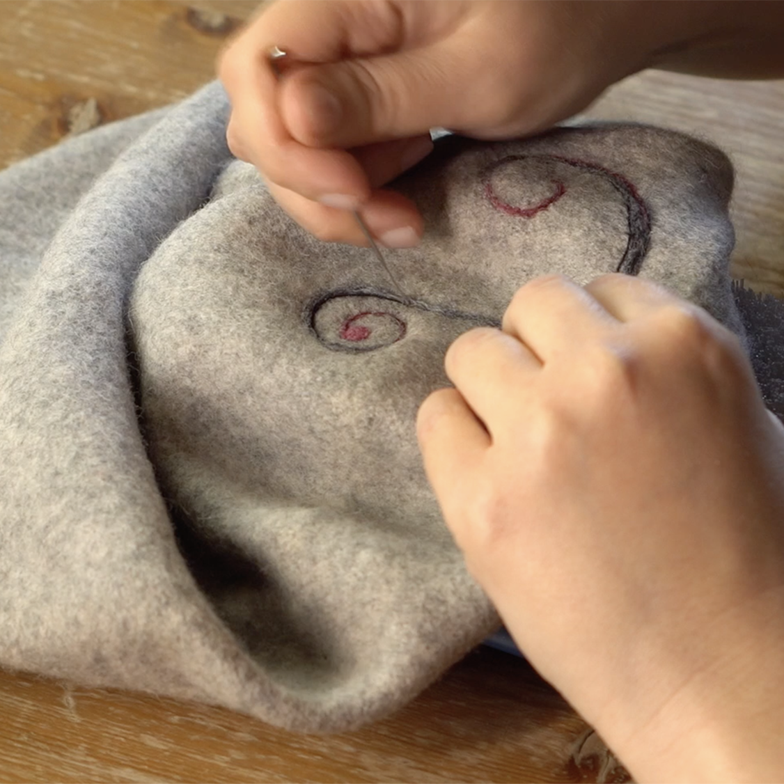 Video courses – felting for beginners, needle felting appliqués on fabric and material, tutorial – felted flowers and ornaments, step by step