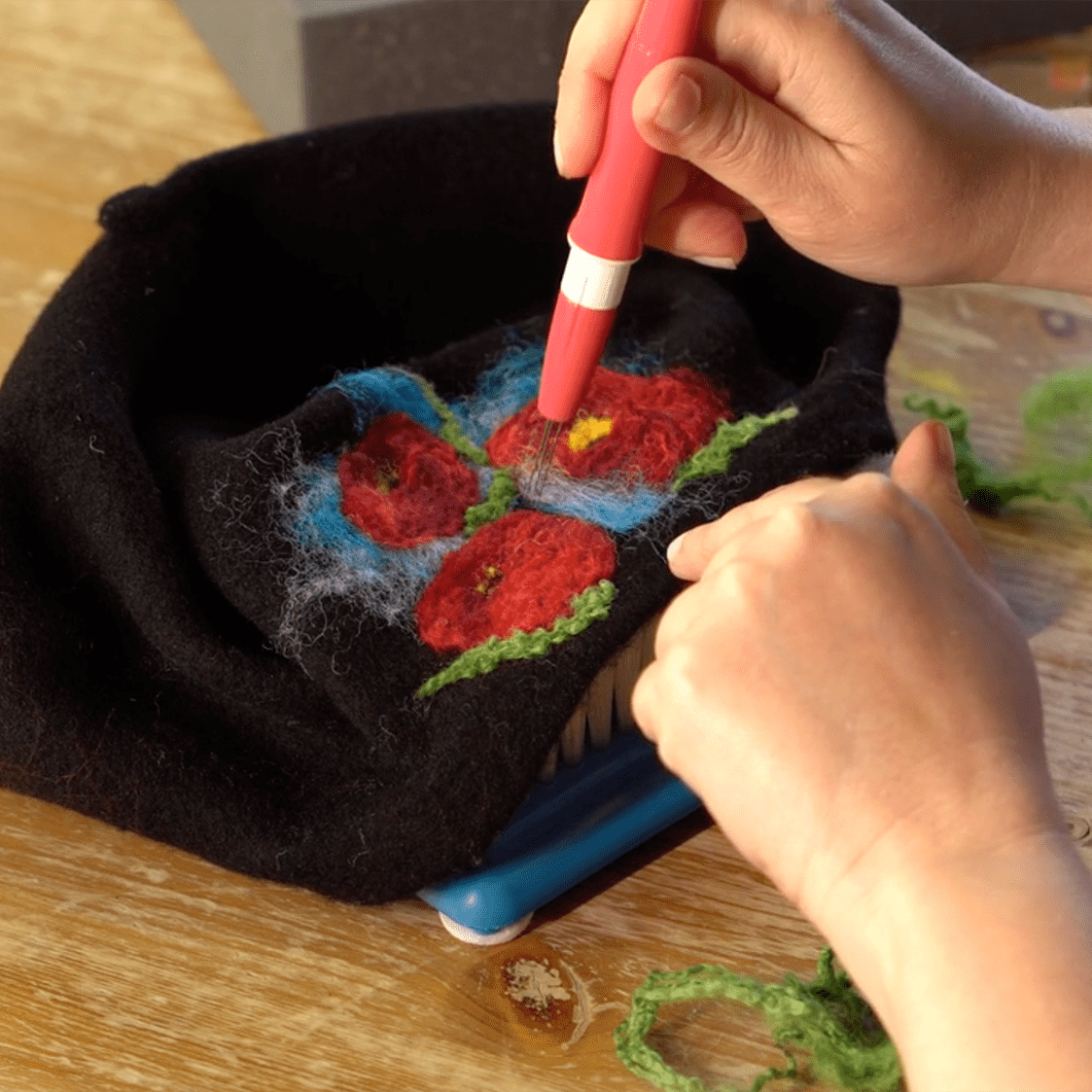 Video courses – felting for beginners, needle felting appliqués on fabric and material, tutorial